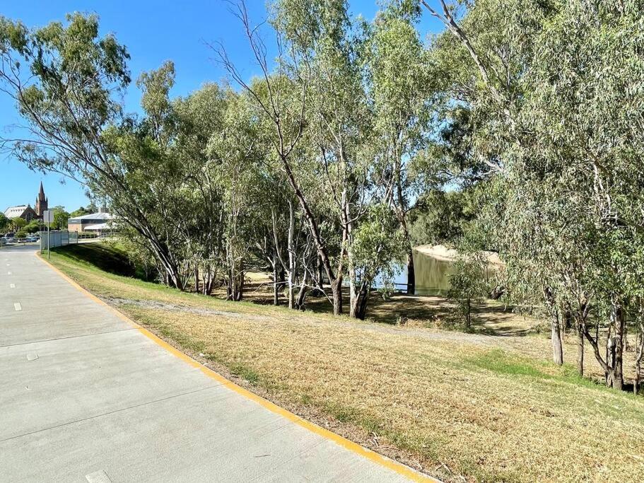 “Riverbank Retreat” Central Unit On The River Wagga Wagga Luaran gambar