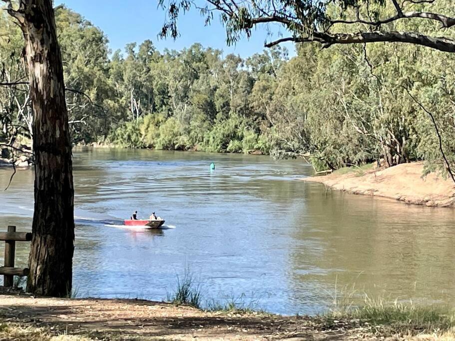 “Riverbank Retreat” Central Unit On The River Wagga Wagga Luaran gambar
